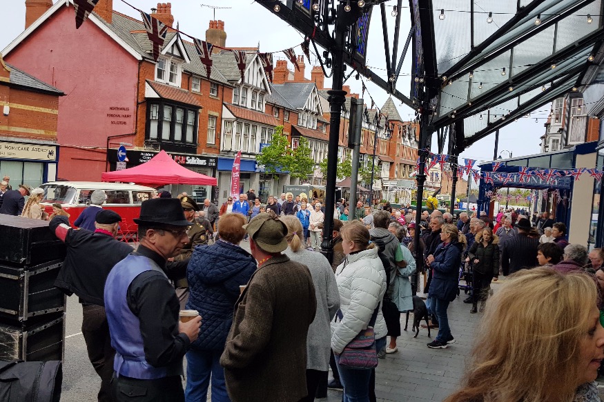 Crowds delight as the Bay beats a stormy start