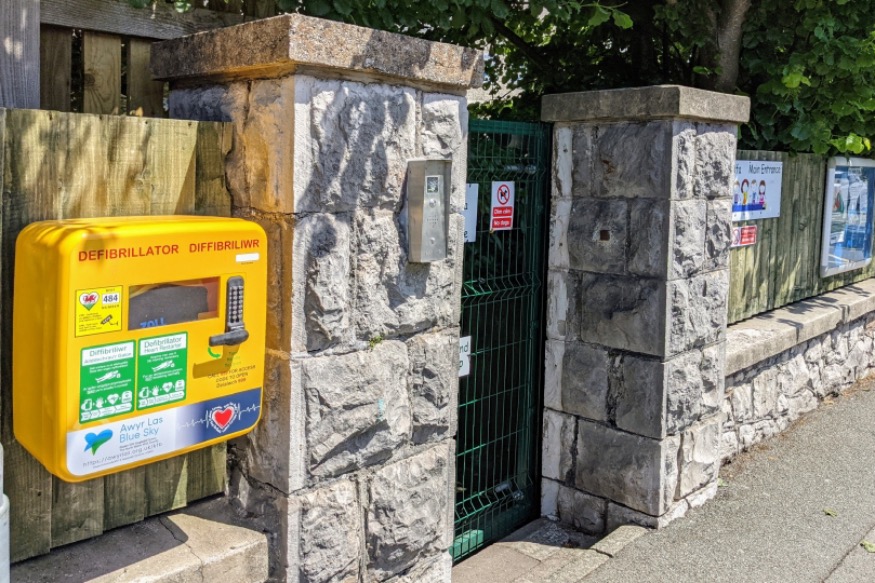 Councillors join forces to buy defibrillator for Rhos-on-Sea