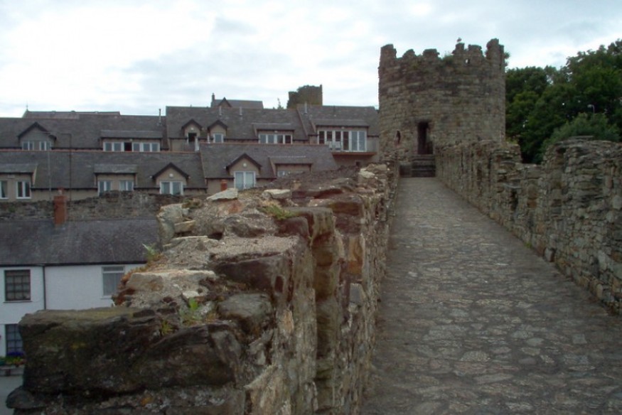 Commitment to fully open the town walls of Conwy