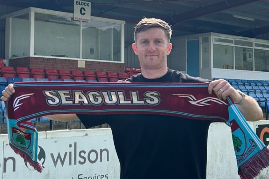 Defender Joe Williams heads back to Colwyn Bay FC